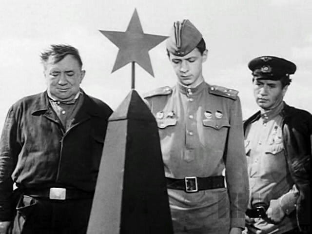 Быков когда-то на самом деле хотел стать летчиком. Но в училище его не взяли – оказался мал ростом. Поэтому кино о военных асах стало для него данью уважения юношеской мечте.-6