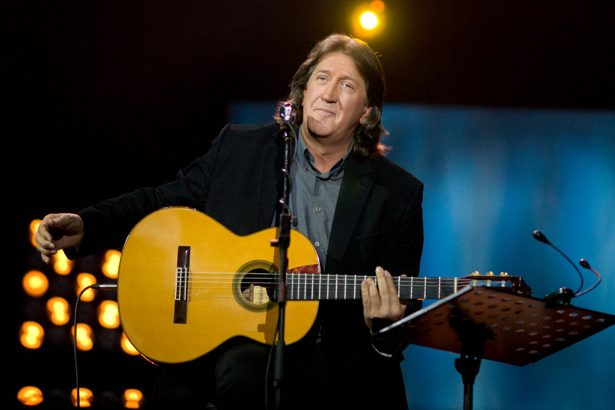 Более 40 лет он сочиняет для нас свои песни. Фото Яндекс.Картинки. 