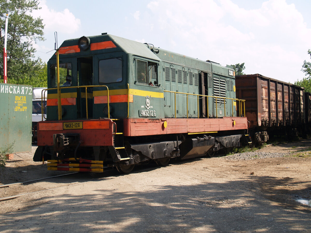 Тепловоз ЧМЭ2-126 с полувагонами на подъездном пути ЛЛМЗ