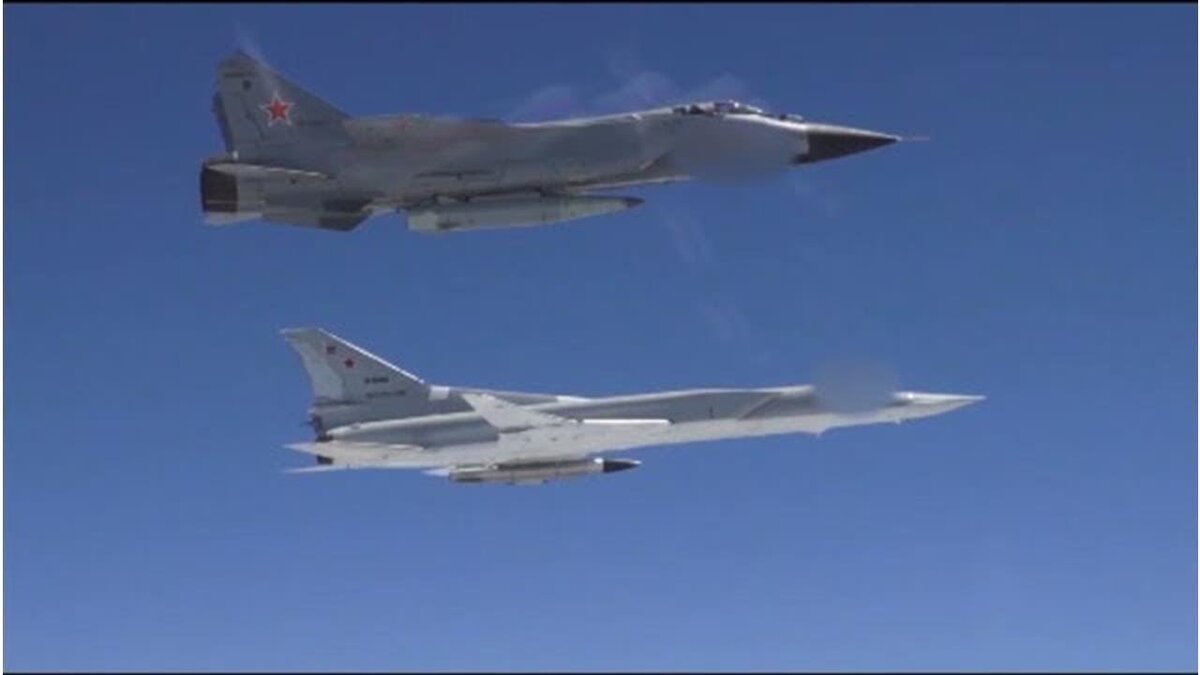 Самолёт и вместе с ним ракета "Кинжал" летят оп небу.  фото: картинки  яндекса.