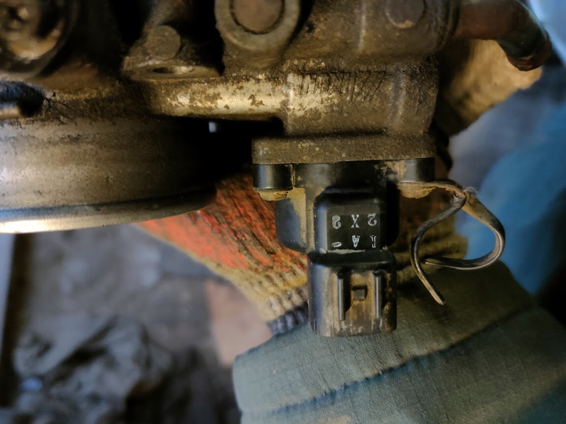 Снимаем фишку и выкручиваем три винта