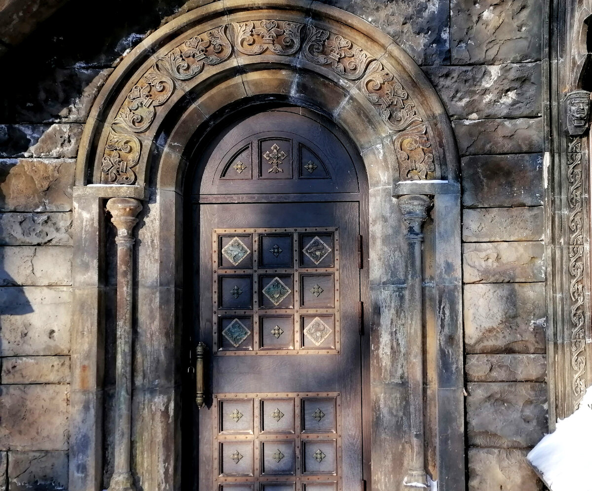 Вот такие двери в различные помещения замка