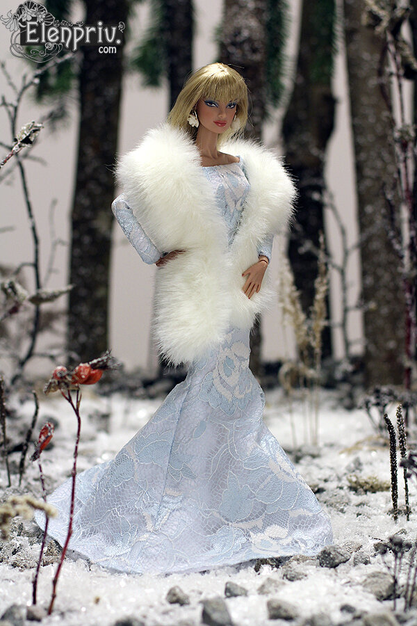 Veronique Social Call позирует в платье из голубого гипюра и палантине из искусственной норки.