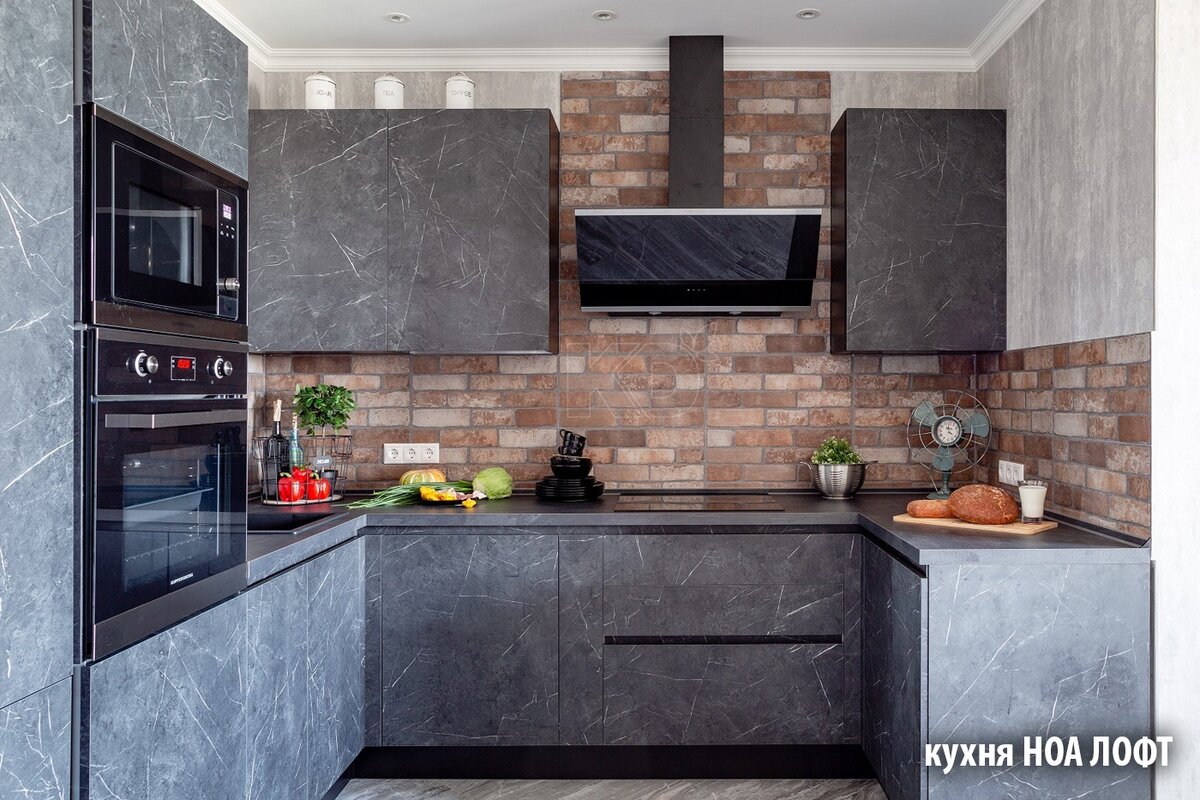 Кухня с фасадами «под мрамор»
