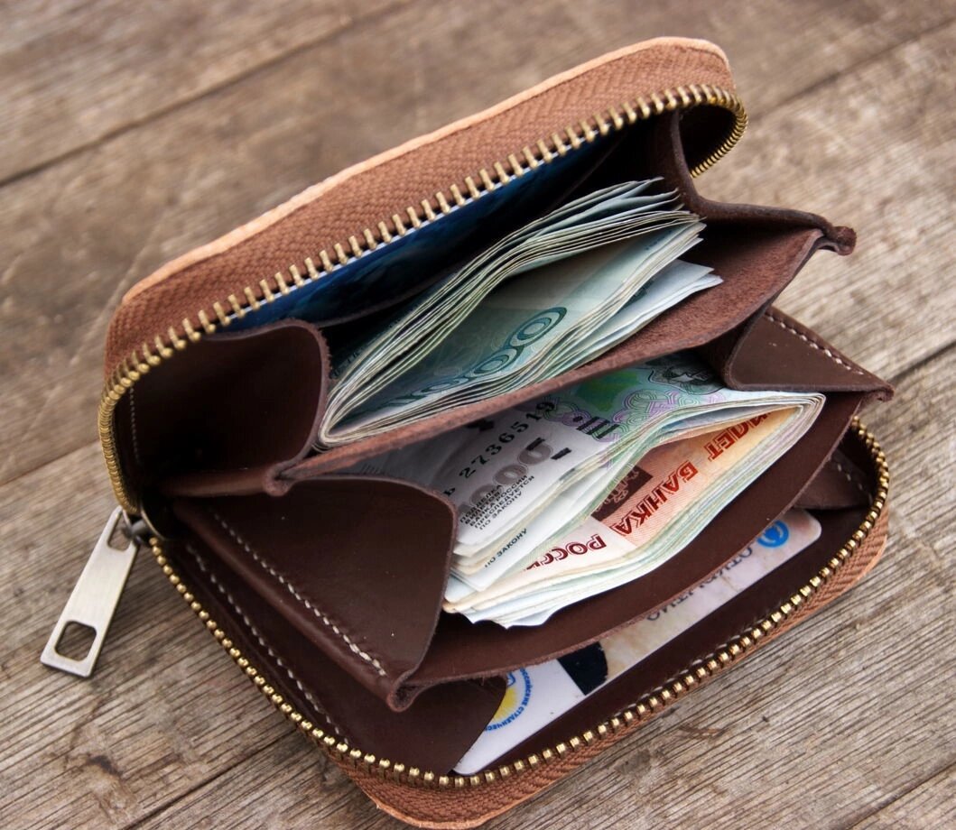 Приметы чтобы деньги водились. 

Деньги любят счет. Пересчитывать деньги нужно с удовольствием и только в первой половине дня. Вечером деньги не считают. 
Получив деньги за работу сразу их тратить не надо. Вся полная сумма должна "переночевать" дома. 
 
Чтобы в доме всегда водились деньги, веник должен стоять ручкой вниз. 
 
В доме должен быть только один веник. 
 
Нельзя выносить мусор вечером - это к потере денег. 
 
Не надо свистеть в доме - просвистите богатство и удачу. 
 
Из рук в руки деньги не передают и не берут. Надо положить на стол или на прилавок. 
 
Не покупайте вещи на последние деньги. Носиться не будут. В кошельке всегда должна оставаться хотя бы одна крупная купюра. 
 
Кошелек лучше завести золотистого или красного цвета - притягивает деньги. 
 
На привлечение денег хорошо работает неразменная монета. 
 
Не носите много мелочи в кошельке. Основной кошель только для крупных купюр. 
 
От мелочи лучше избавляться время от времени. Можно подать милостыню со словами: " Не оскудеет рука дающего" 
 
Не берите в долг и не отдавайте его после заката. 
 
У кого рваные карманы, тех деньги любить не будут. 
 
За любую вещь, отданную в дар, нужно взять хотя бы немного мелочи. Если Вам нужна профессиональная помощь то пишите в WhatsApp +79006856058.