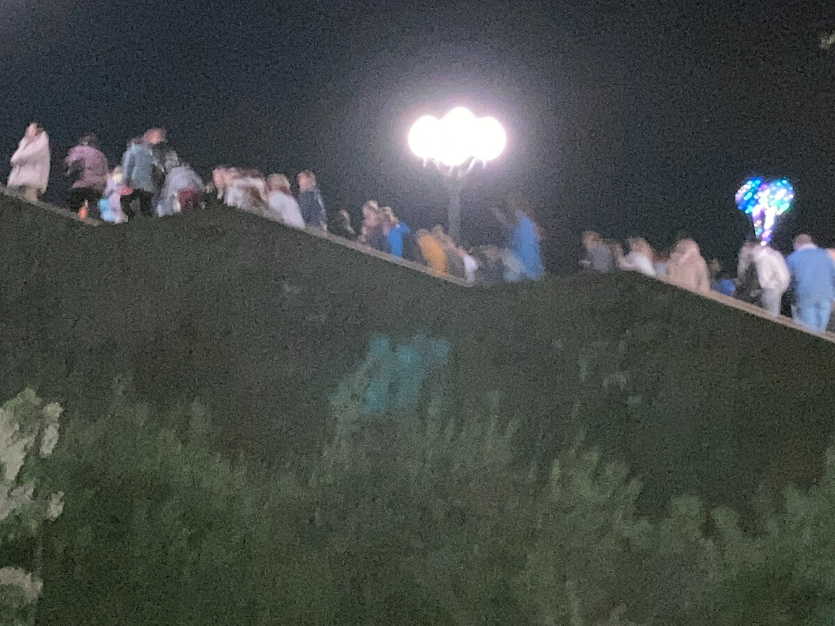 Максимально приблизила камерой счастливчиков, умудрившихся пройти досмотр.