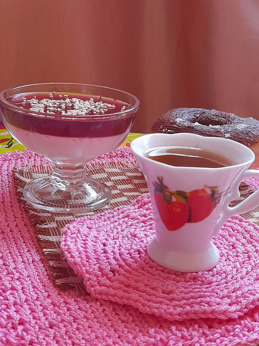 Просто кипяченой горячей водой развела сгущеное молоко, добавила желатин. После того, как первый слой застыл, горячей водой развела сок вишневый