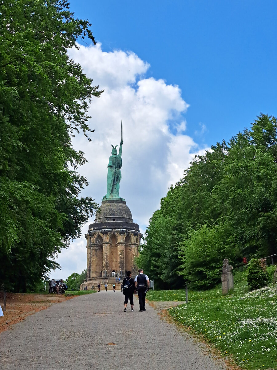 Памятник Арминию, 53 метра.