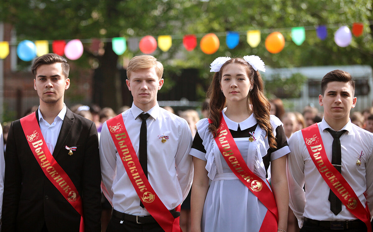 Выпускники на «Последнем звонке». Источник: school82.ru