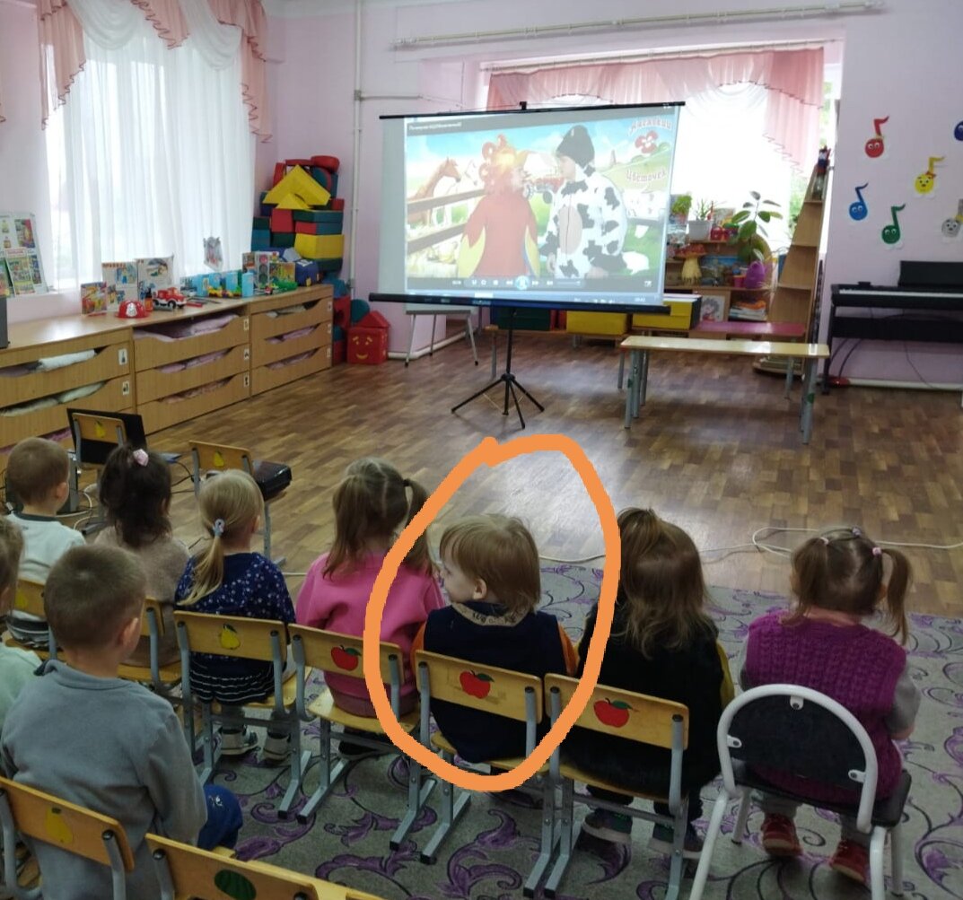 Оглядывается 