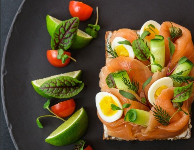 Сморреброд с авокадо и лососем, огурцами и перепелиными яйцами