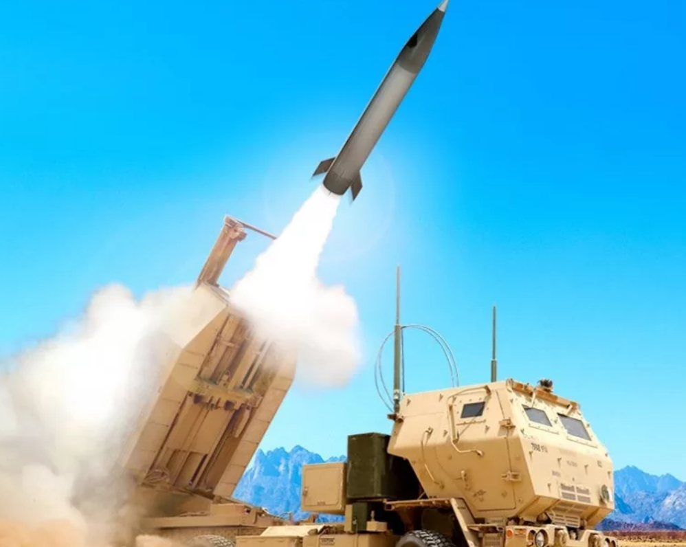 Ракету ATACMS Block 1A, которую в количестве одной штуки можно разместить на комплексе  М142 HIMARS, часто называют конкурентом российского "Искандера". Но даже при беглом взгляде на ТТХ это более чем некорректное сравнение. Фото BAE Systems.