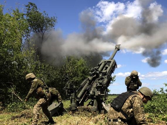 Укpaинcкиe солдаты на передовой в районе Дoнeцкa. Фото: epa09999054