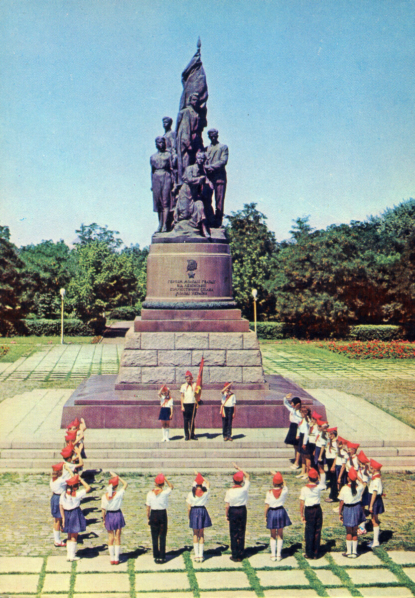 Краснодон. Памятник "Клятва"