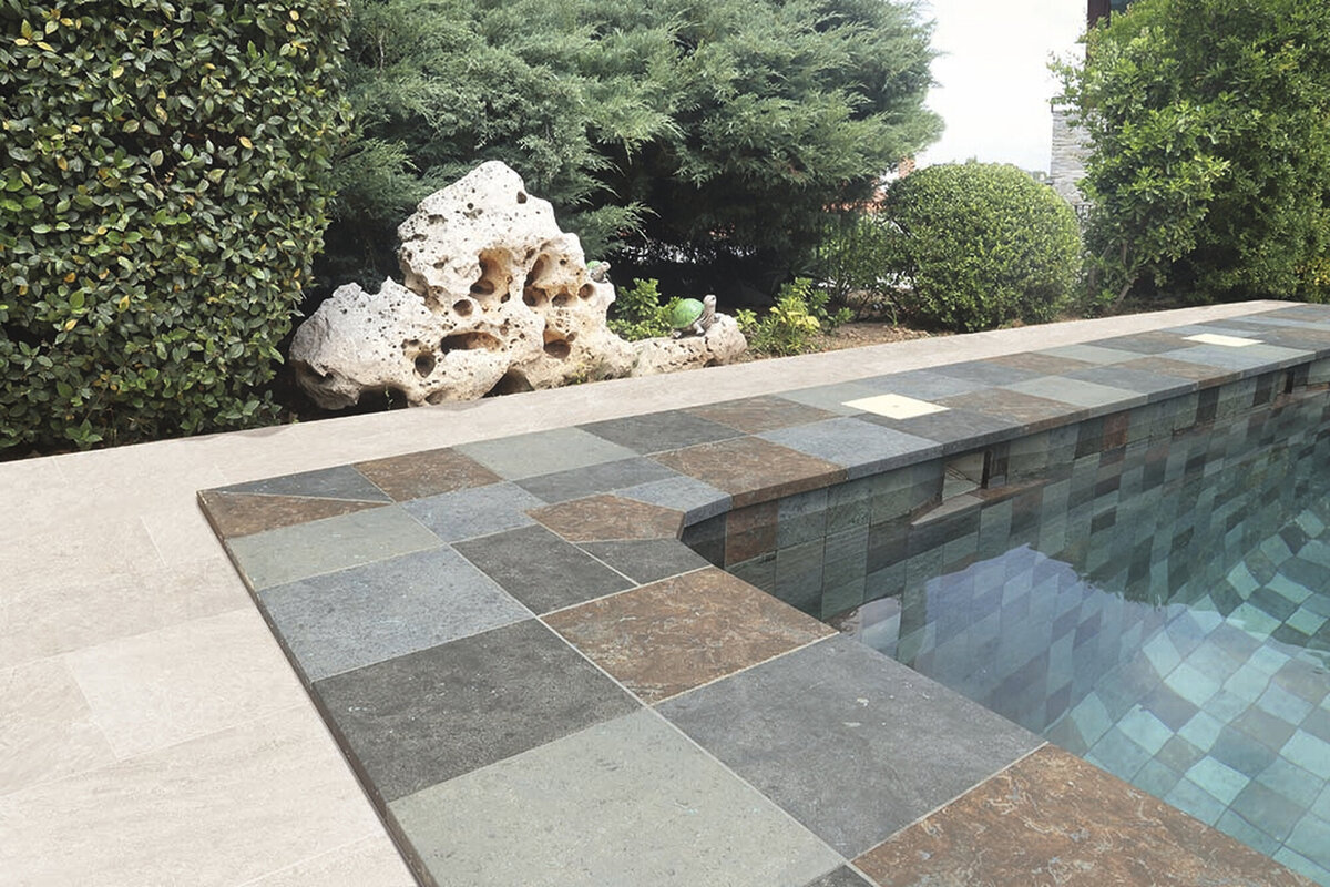 Проект бассейна в семейном доме с оригинальным рисунком камня Gofratto 