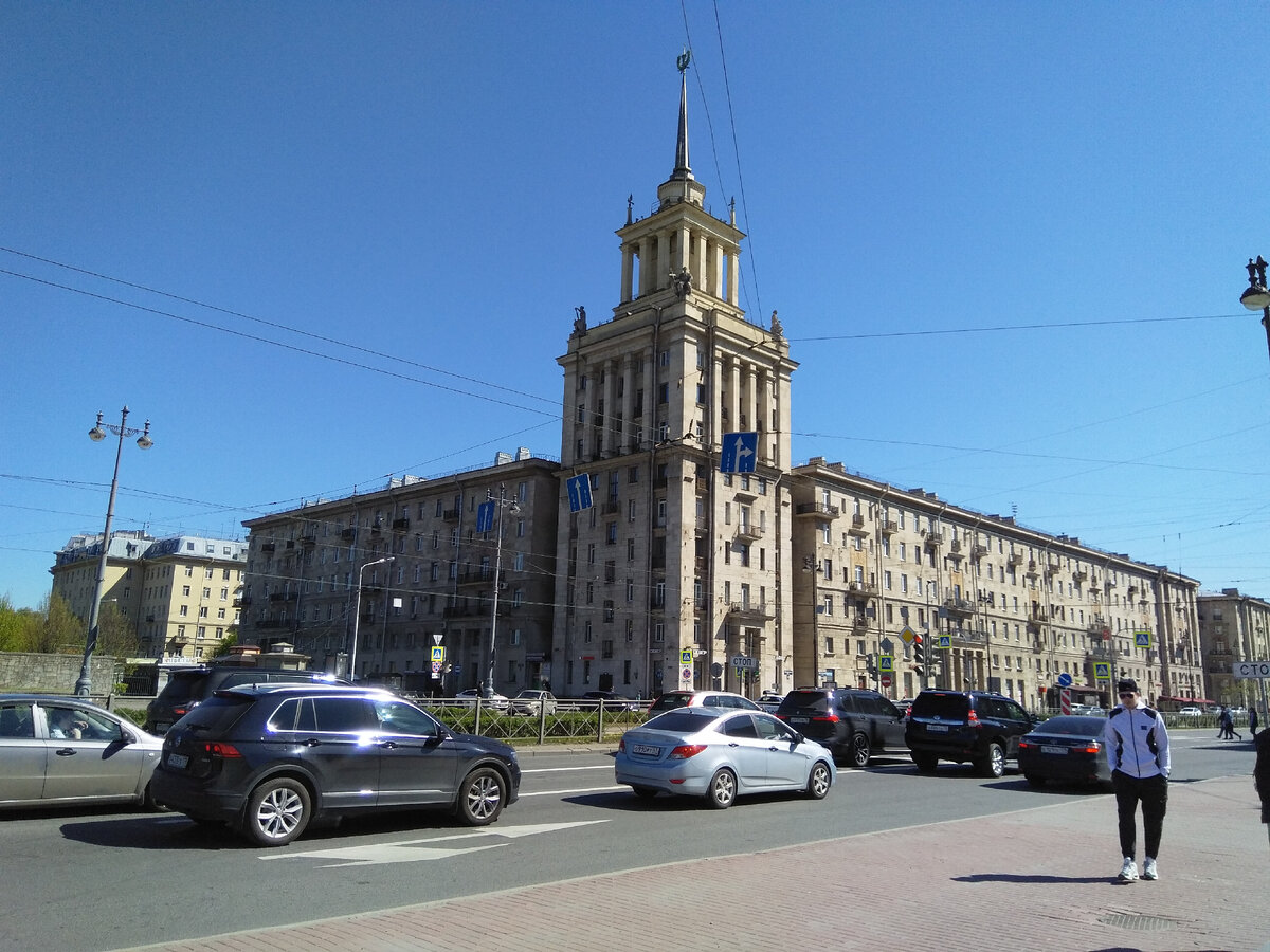 Здание со шпилем. Дом со шпилем на Московском проспекте. Генеральский дом Санкт-Петербург Московский проспект. Сталинский Ампир Московский проспект. Дом со шпилем парк Победы Санкт-Петербург.