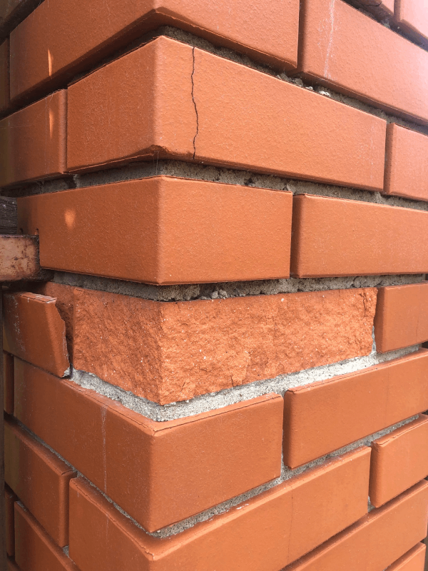 Разрушение кирпичного столба