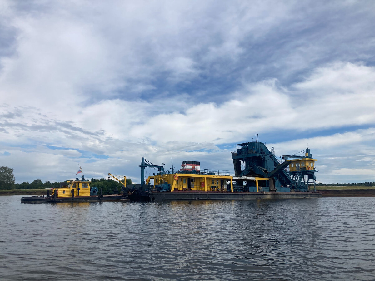 Правый берег Волги при входе в р. Дубну