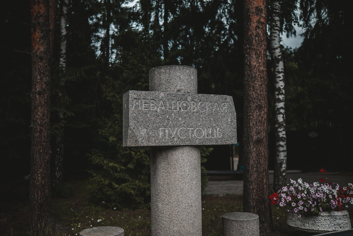 Указатель у входа на мемориальное кладбище. 
Нажмите на картинку, чтобы увеличить, и листайте галерею вправо