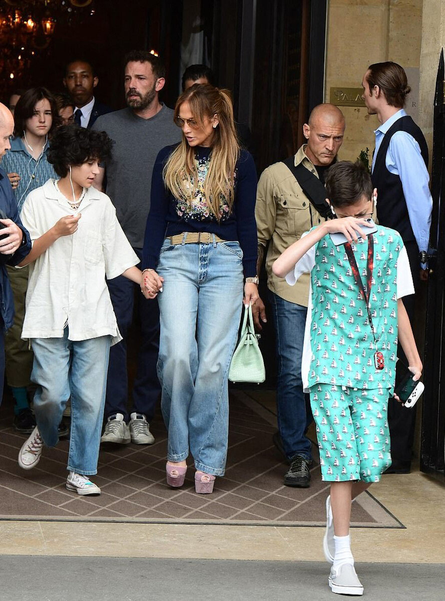     Джей Ло и Бен Аффлек с детьми на выходе из музея