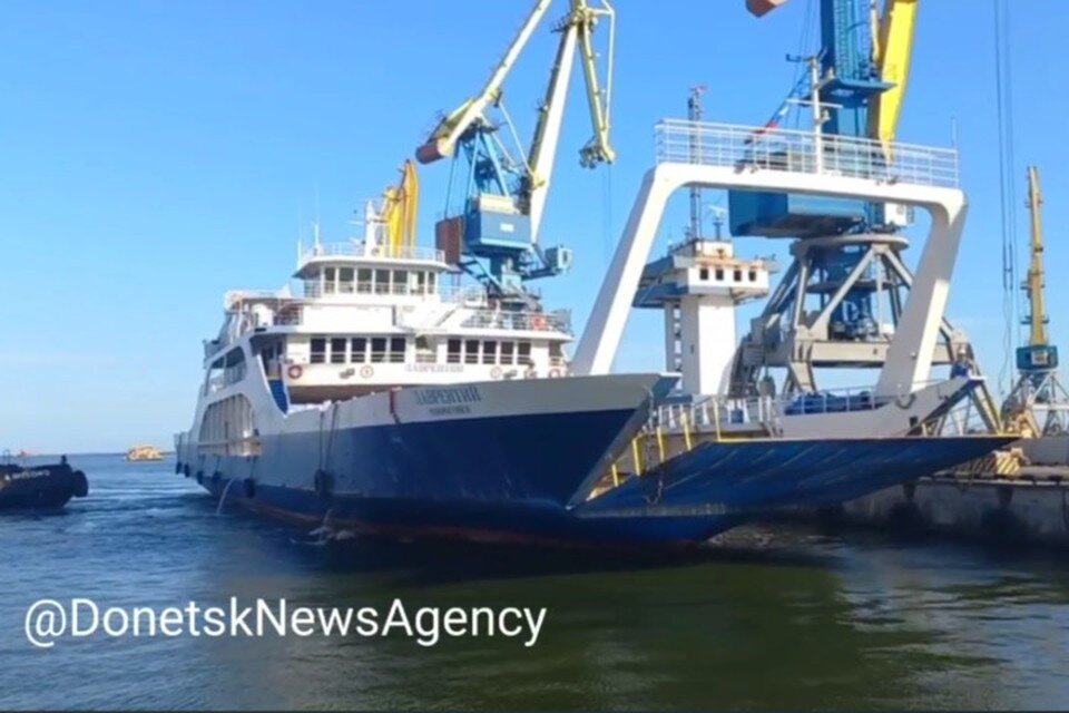     Паром «Лаврентий» может вмещать более 130 пассажиров и различные грузы. Фото: Скриншот видео ТГ/DNA