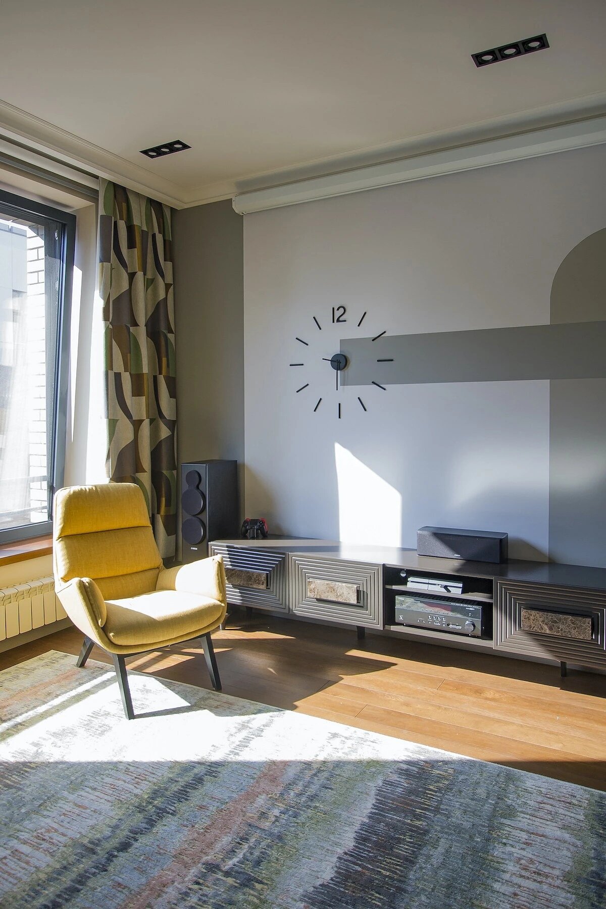 Стильный интерьер с геометричными акцентами: как дизайнер оформила евродвушку 63 м² для киномана