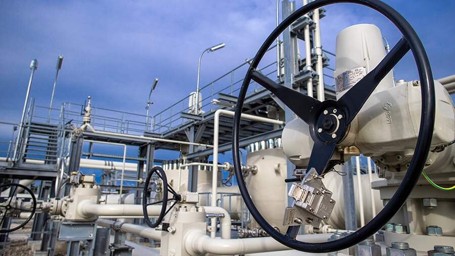 Стоимость газа в ЕС превысила отметку в $2900 за тыс. куб. м из-за остановки «Северного потока». Цена газа в Европе на открытии торгов поднялась на 30%, превысив отметку в $2900 за 1 тыс. куб. м на фоне полной остановки поставок по «Северному потоку». Об этом свидетельствуют данные на сайте лондонской биржи ICE по состоянию на 5 сентября. Согласно данным, стоимость октябрьского фьючерса на хабе TTF в Нидерландах выросла до $2900 за 1 тыс. куб. м, или €279 за МВт·ч.

«Газпром» 2 сентября заявил, что поставки по «Северному потоку» остановлены на неопределенный срок из-за утечки масла на газоперекачивающем агрегате компрессорной станции (КС) «Портовая». На следующих день стало известно, что компании Siemens негде ремонтировать турбины для «Северного потока».
Пресс-секретарь президента РФ Дмитрий Песков 1 сентября назвал кризисной ситуацию вокруг «Северного потока». Он отметил, что агрегаты для «Северного потока» — очень высокотехнологическое оборудование и вряд ли в мире можно найти много фирм, которые способны их обслуживать.

5 сентября эксперты оценили вероятность возобновления работы «Северного потока». По их словам, это возможно при условии как минимум того, что в ЕС должны четко разъяснить санкционные режимы Канады, Великобритании и ЕС в отношении турбин Trent-60, приобретенных для перекачки газа по СП-1, а также позволить Siemens заключить соглашения на обслуживание оборудования.
Страны Запада усилили санкционное давление на Москву на фоне спецоперации РФ по защите Донбасса, о начале которой президент Владимир Путин объявил 24 февраля. Однако это уже обернулось экономическими проблемами в Европе, вызвав резкий рост цен на топливо и продукты. Также санкции привели к рекордной инфляции в странах ЕС.