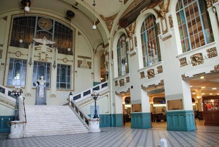 Мраморная лестница Витебского вокзала