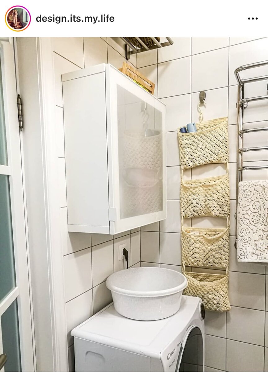    «Почему именно он? Потому что все шкафчики, которые специально для ванной идут с зеркалом, а зачем мне зеркало над стиральной машиной? Вся бытовая химия, средства гигиены, и много чего еще прекрасно уместились в этот небольшой шкаф. Мы купили к нему две полочки вместо одной, чтобы осталось минимум свободного неиспользуемого пространства», — поделилась блогер