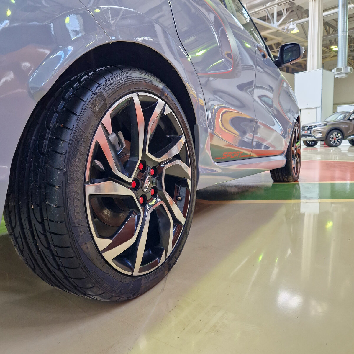 На XRAY Sport установлены 18-е легкосплавные диски с шинами DUNLOP.