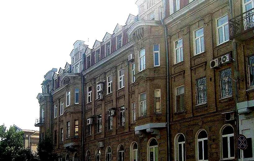 Фасадный декор сдержанный