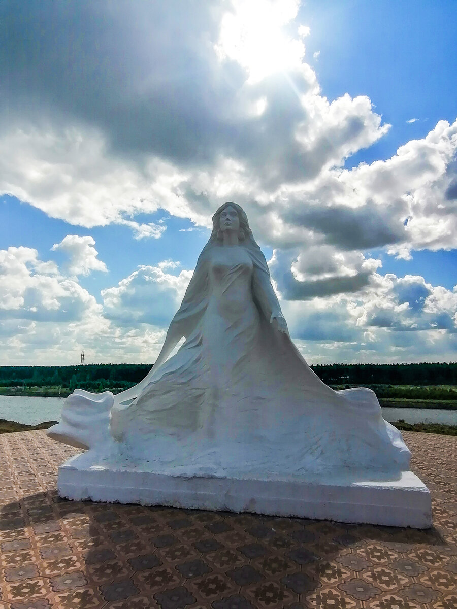 Скульптура "Девушка выходящая из воды" - очень красивая... 