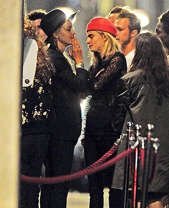 Эмбер Херд с подругами на входе в стриптиз-бар SophistiCats
Фото: NASH / XPOSUREPHOTOS.COM / Backgrid UK / Legion-media.ru