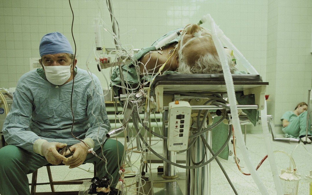 Доктор с пациентом после 23-часовой операции на сердце. В углу спит его ассистент...