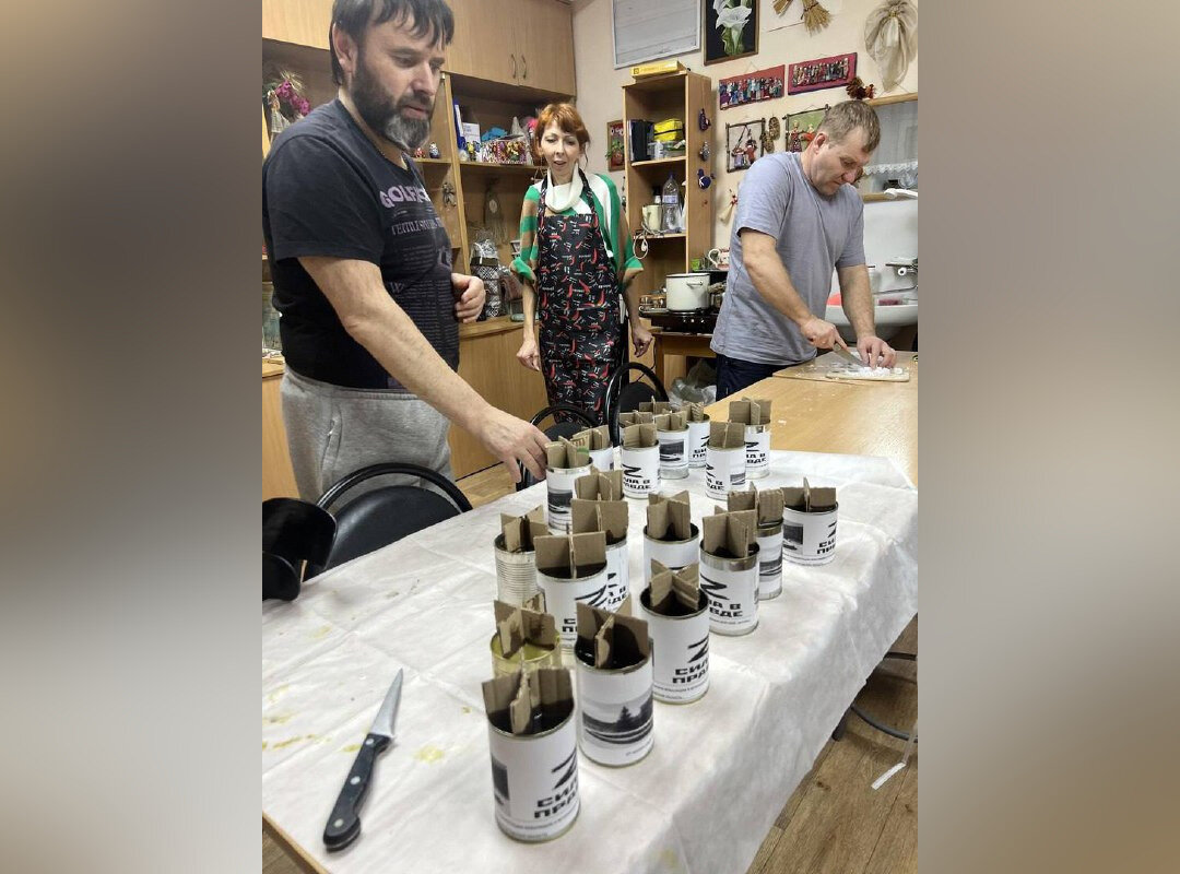    Взрослые и дети в творческой мастерской сами изготавливают блиндажные свечи Арина Полтанова
