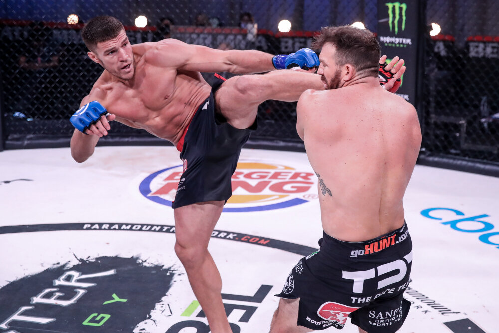 Вадим Немков стал чемпионом Bellator в августе 2020 года, победив техническим нокаутом во 2 раунде Райана Бейдера