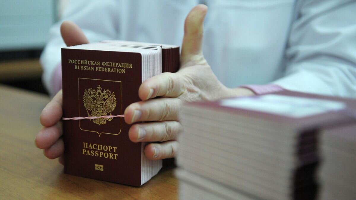    Биометрические заграничные паспорта граждан РФ © РИА Новости / Григорий Сысоев