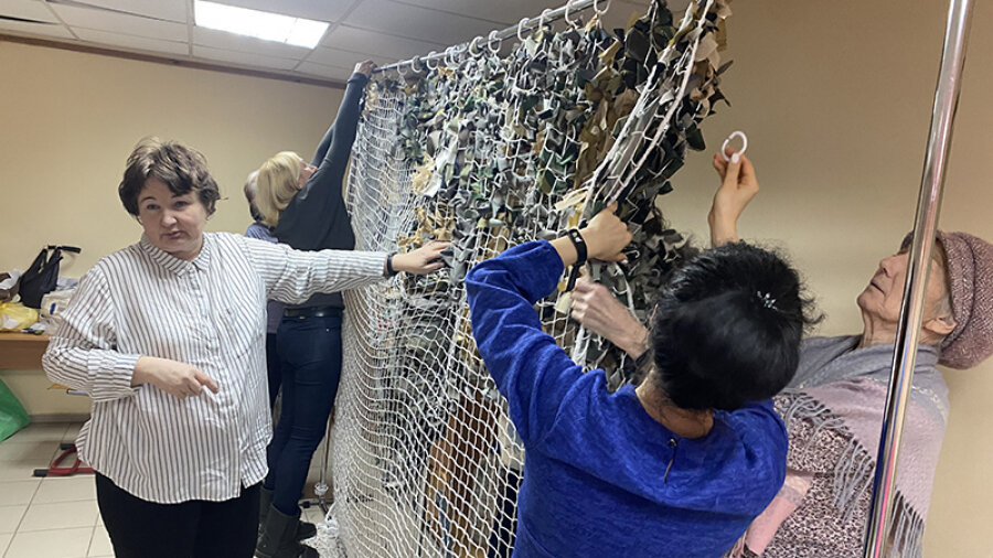 Мастерицы движения «Тепло для наших» готовят к отправке очередную партию маскировочных сетей