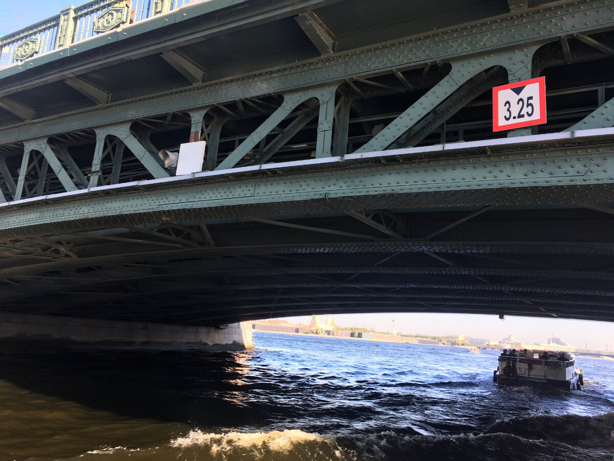 Под разводной секцией Дворцового моста