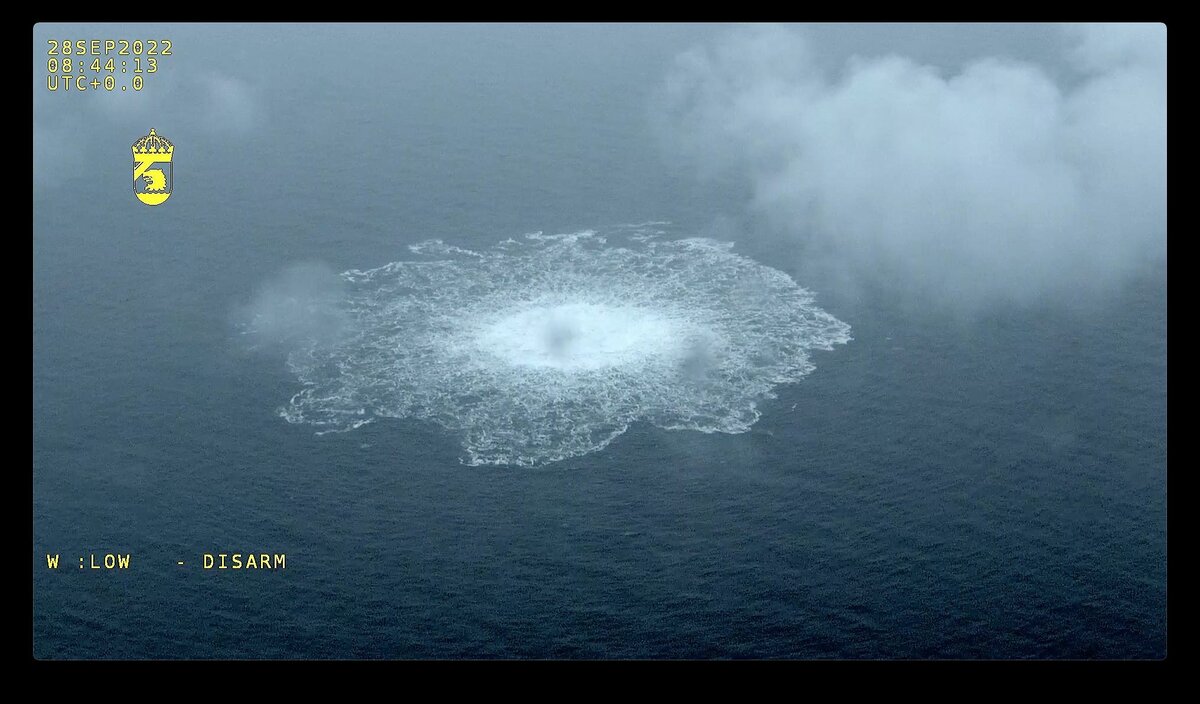 На скриншоте из Danish Defense показана утечка газа из взорванного трубопровода Nord Stream, вызвавшая образование пузырей на поверхности Балтийского моря 30 сентября 2022 года. / Фото предоставлено шведской береговой охраной / Агентством Anadolu через Getty Images.