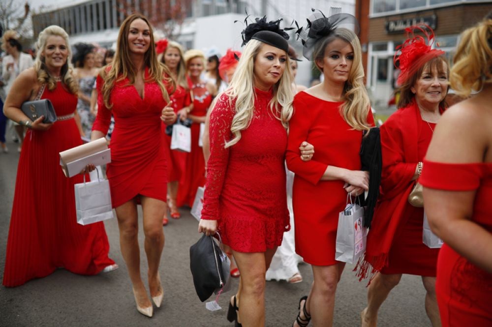 день леди в ливерпуле. наряд на скачки. женский фестиваль. разные костюмы. женщины празднуют.