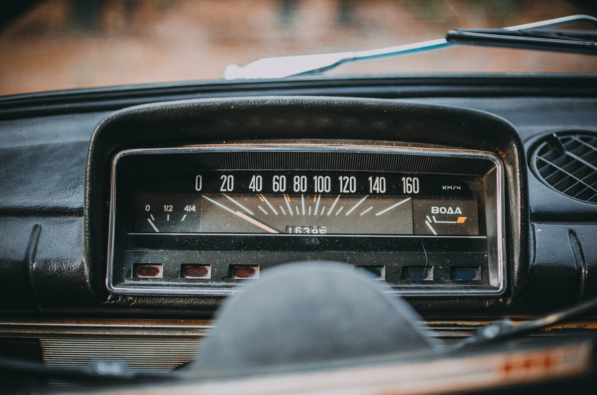 В это уже "темная" комбинация, красовавшаяся на таких автомобилях как ВАЗ-21011 и ВАЗ-21013...