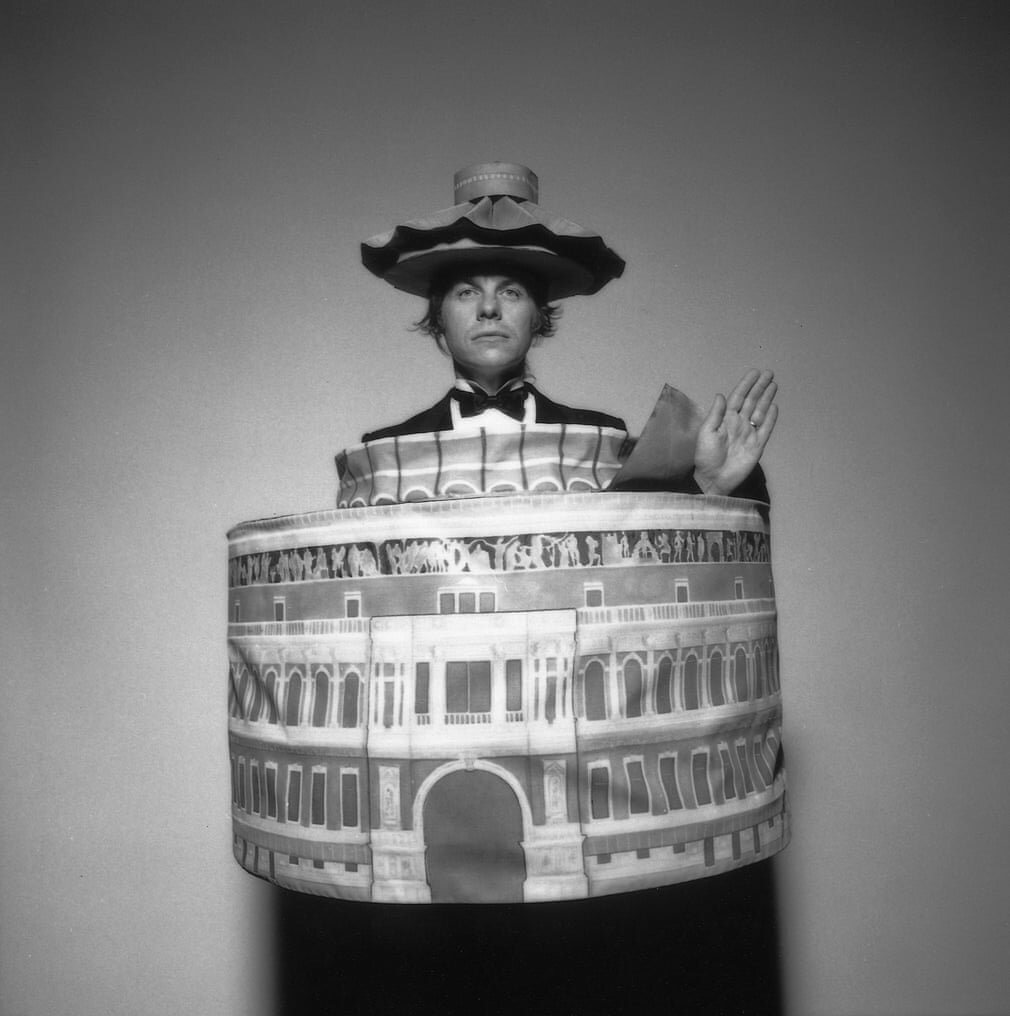 Брайан Гриффин в костюме «Альберт-холл»