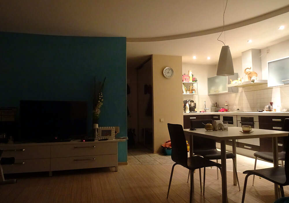 Когда-то на месте стола была стена