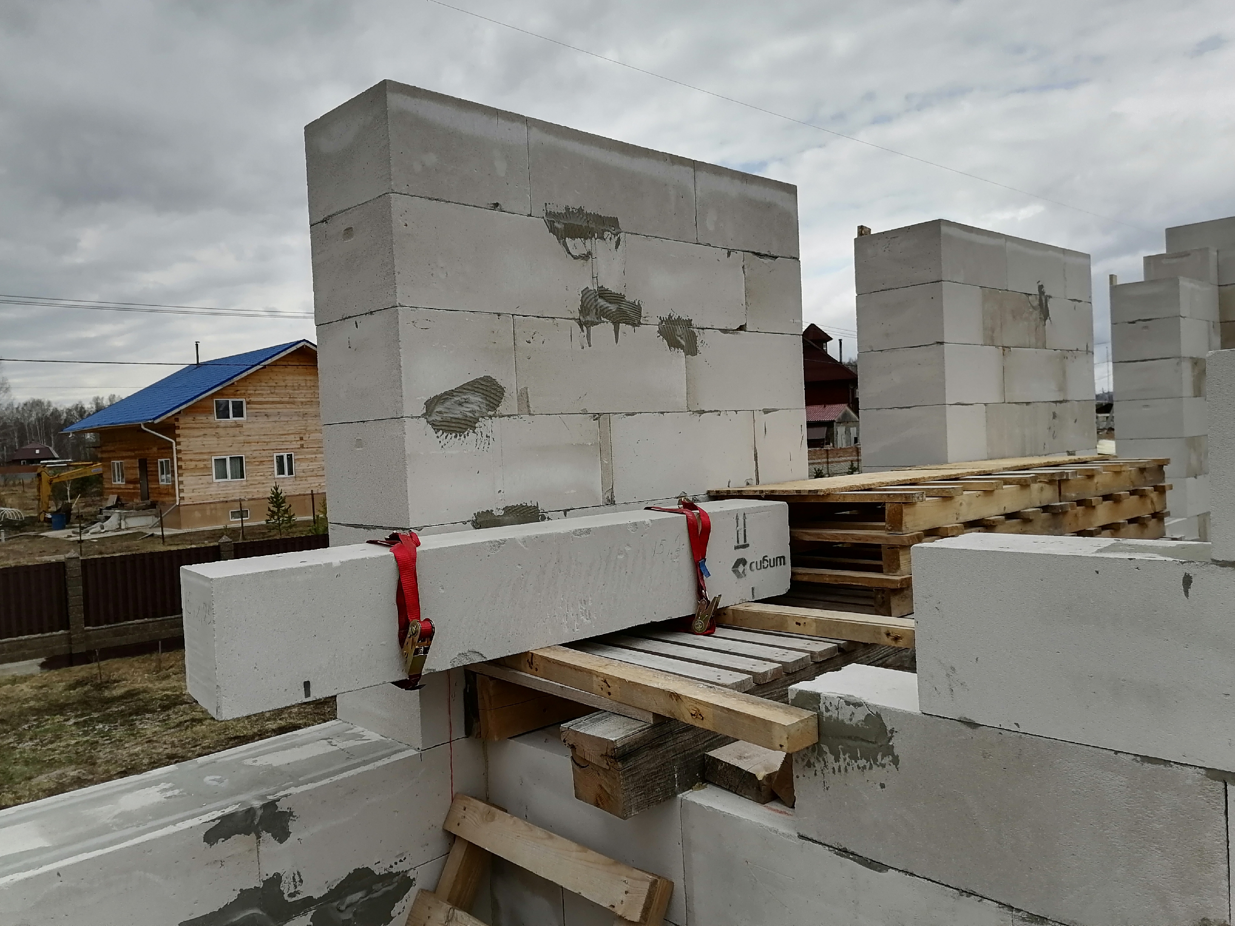 Монтаж заводских перемычек из газобетона. Есть ли смысл их покупать?2