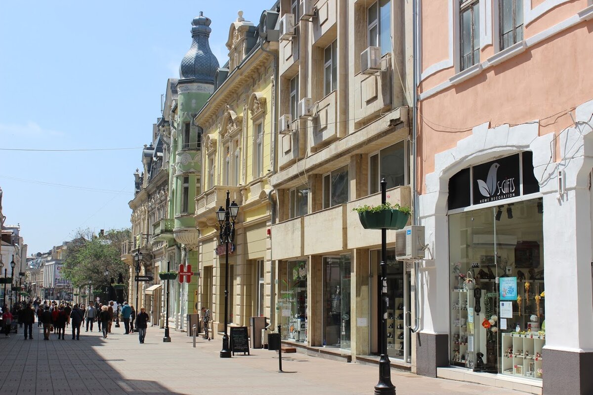 Прогулка по Русе - это мероприятие для любителей... домов, городской архитектуры. Меня вот хлебом не корми, дай порассматривать все эти дома, колонны, балконы, наличники, башенки, часы на башнях. 