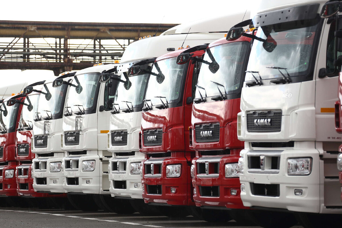 Новые седельные тягачи КАМАЗ-5490 в ожидании покупателей. Фото сообщества ПАО "КАМАЗ" ВКонтакте https://vk.com/kamaz_officialgroup