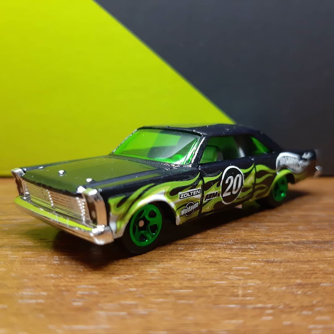 Всем привет. Сегодня хочу Вам показать автомобиль из моей коллекции. Hot Wheels 1965 Ford Galaxie серия HW Flames 10/10. Год выпуска модели 2019 год. Автомобиль в кузове купе. Кузов машинки верхняя часть металл. Нижняя пластик. Данная модель была доработана. Передняя часть. Фары в черный и в хром. Замки на капоте в хром.  Задняя часть. Фонари в красный. Значок в хром. Глушитель в черный. После не больших доработок машина стала гораздо лучше выглядеть. Если Вам не сложно поставьте лайк и обязательно подпишитесь на канал. Оставляйте Ваши комментарии. Интересно узнать Ваше мнение. Напишите если у Вас такая машина и в каком цвете. Я постараюсь для Вас делать интересный контент. Спасибо 