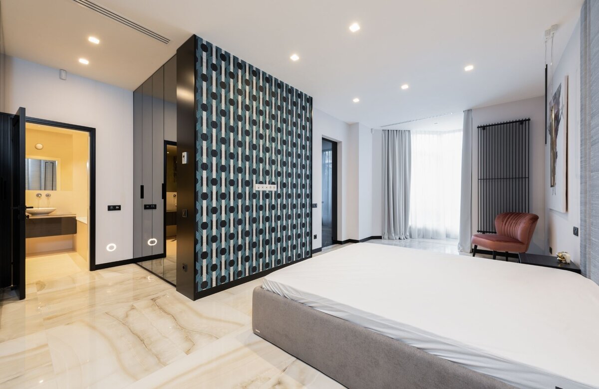 В натяжном потолке дорого установить закладные светильники, а в штукатурке дорого штробить проводку 