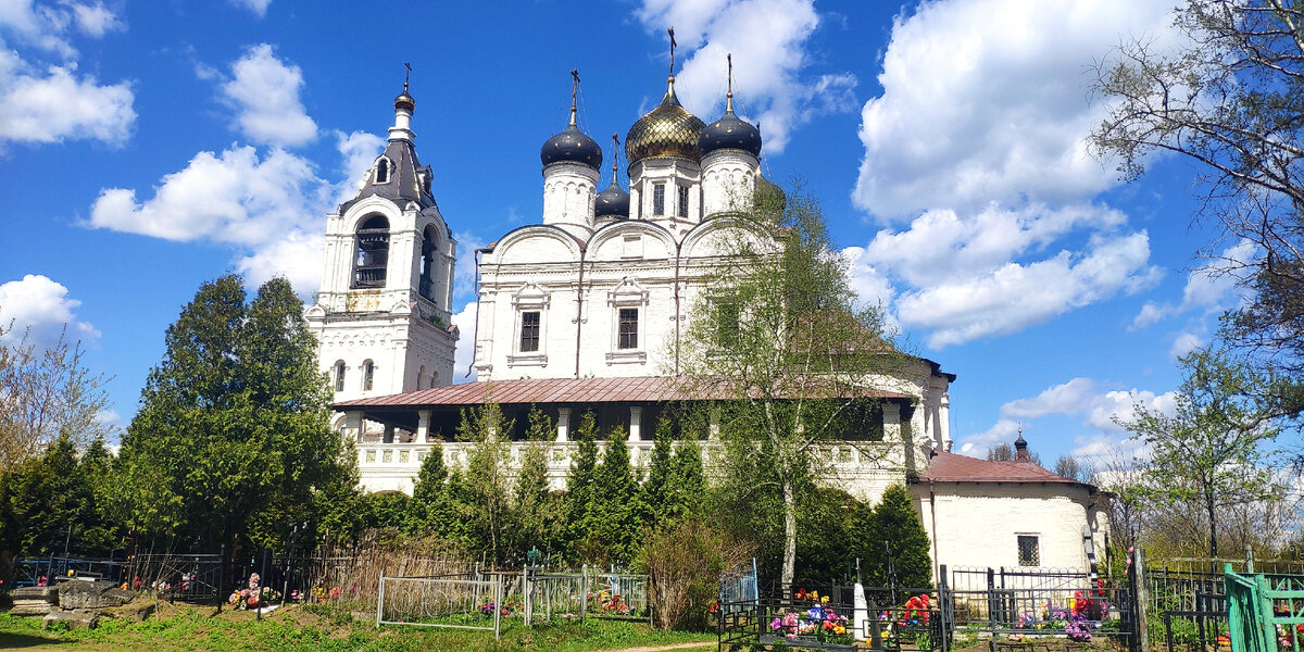  Соборная церковь во имя Живоначальной Троицы и кладбище рядом с ней. Фото авторов